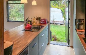 VejbyにあるAmazing Home In Vejby With Wifiのキッチン(赤い電化製品付きカウンター付)