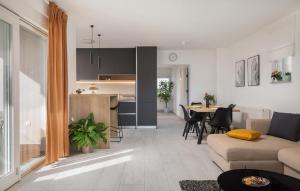 Una sala de estar y una cocina con un sofá y una mesa. en Stunning Home In Ljubacki Stanovi, en Ljubač