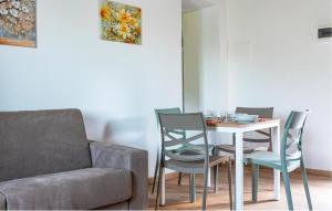 a living room with a table and chairs and a couch at Lovely Home In Castelletta in Precicchie