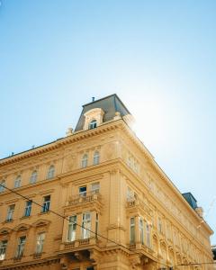 un edificio amarillo con una torre encima en Miiro Spittelberg NEW OPENING, en Viena 26 fotos más