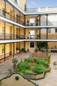 un edificio de apartamentos con un patio con plantas en Alohamundi Rocío, en Sevilla