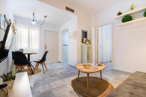 una sala de estar con una mesa y sillas en Alohamundi Rocío, en Sevilla