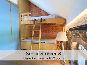 a bunk bed in a room with a lamp at HexenburgbeiDresden Maisonette über 2 Etagen mit 4 Schlafzimmern, Kamin, Terrasse und Faßsauna, Nähe Sächsische Schweiz Dresden in Großharthau