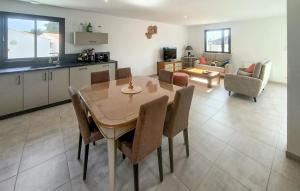 eine Küche und ein Esszimmer mit Tisch und Stühlen in der Unterkunft 2 Bedroom Amazing Home In Talmont Saint Hilaire in Talmont