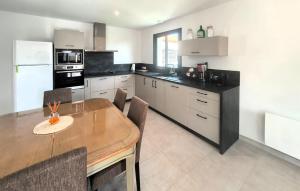 eine große Küche mit einem Holztisch und Geräten in der Unterkunft 2 Bedroom Amazing Home In Talmont Saint Hilaire in Talmont