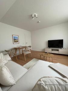 a living room with a television and a table at Ferienwohnung-Pappelhof in Dannau