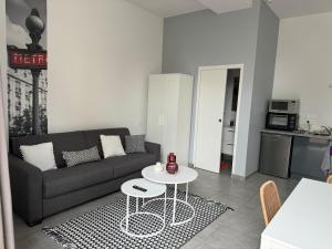 een woonkamer met een bank en een tafel bij Joli studio de 30 m2 in Laval