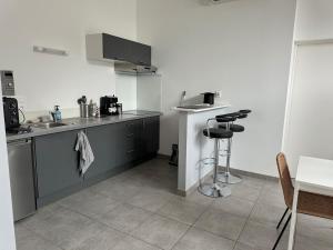 een keuken met een spoelbak en een aanrechtblad bij Joli studio de 30 m2 in Laval +1 foto