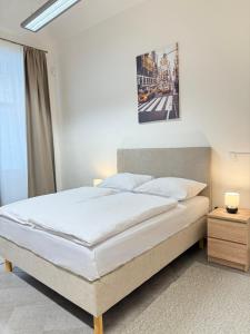 Postel nebo postele na pokoji v ubytování Sleep & Go Czech Republic - Praha 5 Anděl