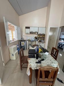 Køkken eller tekøkken på Casa com piscina próximo a praia do atalaia e rua do atalho