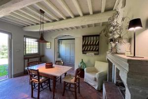 Ruang duduk di Tuscan Retreat With Pool And Panoramic Views