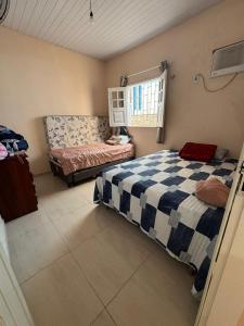 En eller flere senge i et værelse på Casa com piscina próximo a praia do atalaia e rua do atalho