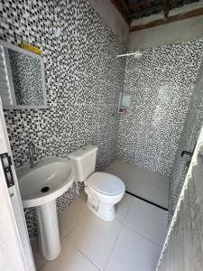 Et badeværelse på Casa com piscina próximo a praia do atalaia e rua do atalho