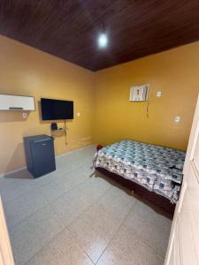 Et tv og/eller underholdning på Casa com piscina próximo a praia do atalaia e rua do atalho + 7 billeder