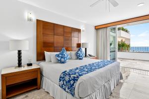 Postel nebo postele na pokoji v ubytování Grand Miramar A502