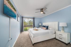 Un dormitorio con una cama blanca y una ventana. en Kahana Manor 608 · KMN 608 Partial Ocean Views from 2BD Kahana C, en Kahana 49 fotos más