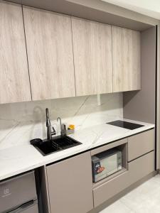 キトにあるSuite de Lujo Adagioのシンクとカウンタートップのあるキッチン