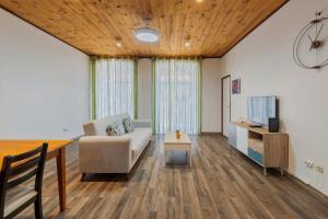 a living room with a couch and a table at Casa Bauínia in Setúbal