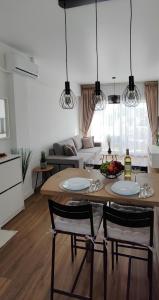 ein Wohnzimmer mit einem Tisch und zwei Stühlen in der Unterkunft Vista De Mar in Roquetas de Mar