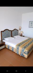 沙姆沙伊赫Ad un passo dalle stelle 56 domina coral bay的一间卧室，里面有一张大床和一张桌子。