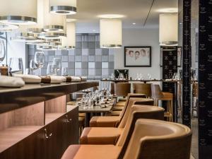 un restaurant avec une rangée de tables et de chaises dans l'établissement Sofitel Paris Arc De Triomphe, à Paris 85 autres photos