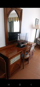 einen Holzschreibtisch mit einem Spiegel und einem Laptop darauf in der Unterkunft Ad un passo dalle stelle 56 domina coral bay in Sharm El Sheikh
