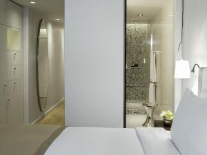 Koupelna v ubytování Sofitel Paris Arc De Triomphe + 82 fotografií