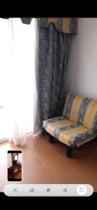 ein Wohnzimmer mit einer Couch und einem Fenster in der Unterkunft Ad un passo dalle stelle 56 domina coral bay in Sharm El Sheikh