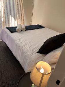 Ένα ή περισσότερα κρεβάτια σε δωμάτιο στο S Residence +24 φωτογραφίες