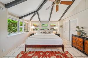Un dormitorio con una cama y un ventilador de techo. en International Colony Club 43 · ICC 43 Spacious 2BD Cottage Walk, en Lahaina 65 fotos más