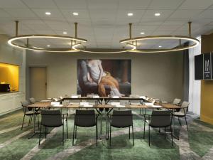 sala konferencyjna z dużym stołem i krzesłami w obiekcie Le Louis Hotel Versailles Château - MGallery Collection w Wersalu