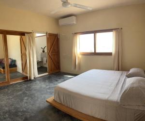 Ένα ή περισσότερα κρεβάτια σε δωμάτιο στο Casa Nisa l - Lovely 2BR beach home in Puertecito!