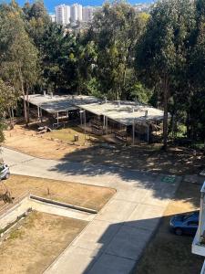 an aerial view of a large building in a park at Cómodo departamento in El Tabo