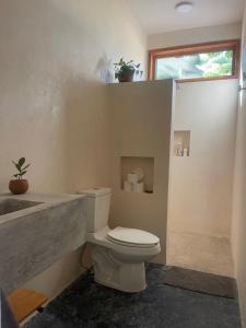 Ένα μπάνιο στο Casa Nisa l - Lovely 2BR beach home in Puertecito!