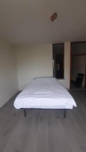 Ένα ή περισσότερα κρεβάτια σε δωμάτιο στο Central Flat