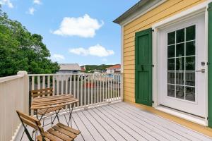 Μπαλκόνι ή βεράντα στο Queens Promise - King Bed - Walkable - AC