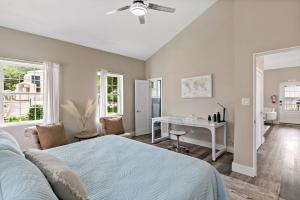 Ένα ή περισσότερα κρεβάτια σε δωμάτιο στο Queens Promise - King Bed - Walkable - AC