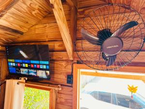 TV a/nebo společenská místnost v ubytování Chalé rústico no centro de Tijucas