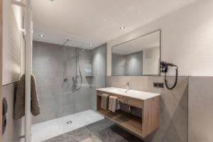 een badkamer met een wastafel, een douche en een spiegel bij Appartement Jägerhof in Sölden +47 foto's