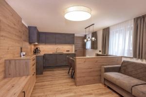 een keuken en woonkamer met een bank en een tafel bij Appartement Jägerhof in Sölden