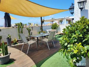 a patio with a table and chairs and plants at Belle Home Sun in Gran Alacant