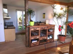 una sala de estar con un armario de madera con plantas. en Gîte bien-être avec spa, en Trans