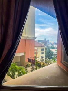 una vista de una ciudad desde una ventana en Cozy Room by StayIn Jakarta, en Yakarta