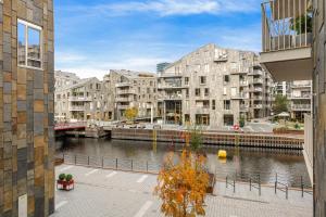 Blick auf eine Stadt mit Gebäuden und einen Fluss in der Unterkunft Moderne leilighet i Vannkunsten Syd in Oslo