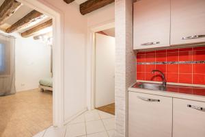 Η κουζίνα ή μικρή κουζίνα στο San Marco Suite - 5 min da San Marco +31 φωτογραφίες