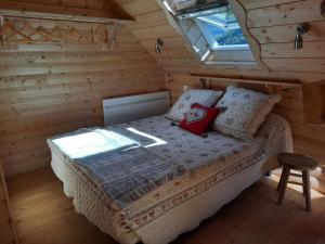 ジェドルにあるChalet cosy avec vue magiqueの丸太小屋のベッドのある寝室