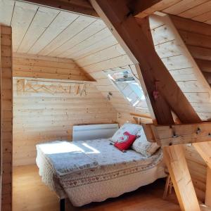 ジェドルにあるChalet cosy avec vue magiqueの木製の屋根裏部屋(ベッド1台付)
