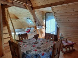 ジェドルにあるChalet cosy avec vue magiqueのキャビン内のテーブルのあるダイニングルーム