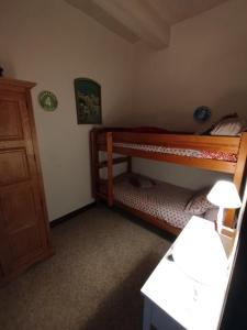 une chambre avec deux lits superposés et un bureau dans l'établissement Appartement T3 2 chambres - 6 personnes, à Luz-Saint-Sauveur