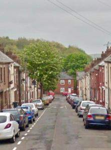 eine Straße mit am Straßenrand geparkten Autos in der Unterkunft Base is a lovely place to unwind after a long day in Wincobank